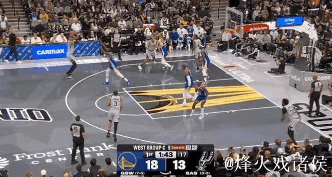 福克斯中路突篮下 以一打三上篮命中 福克斯中路突篮下 以一打三上篮命中